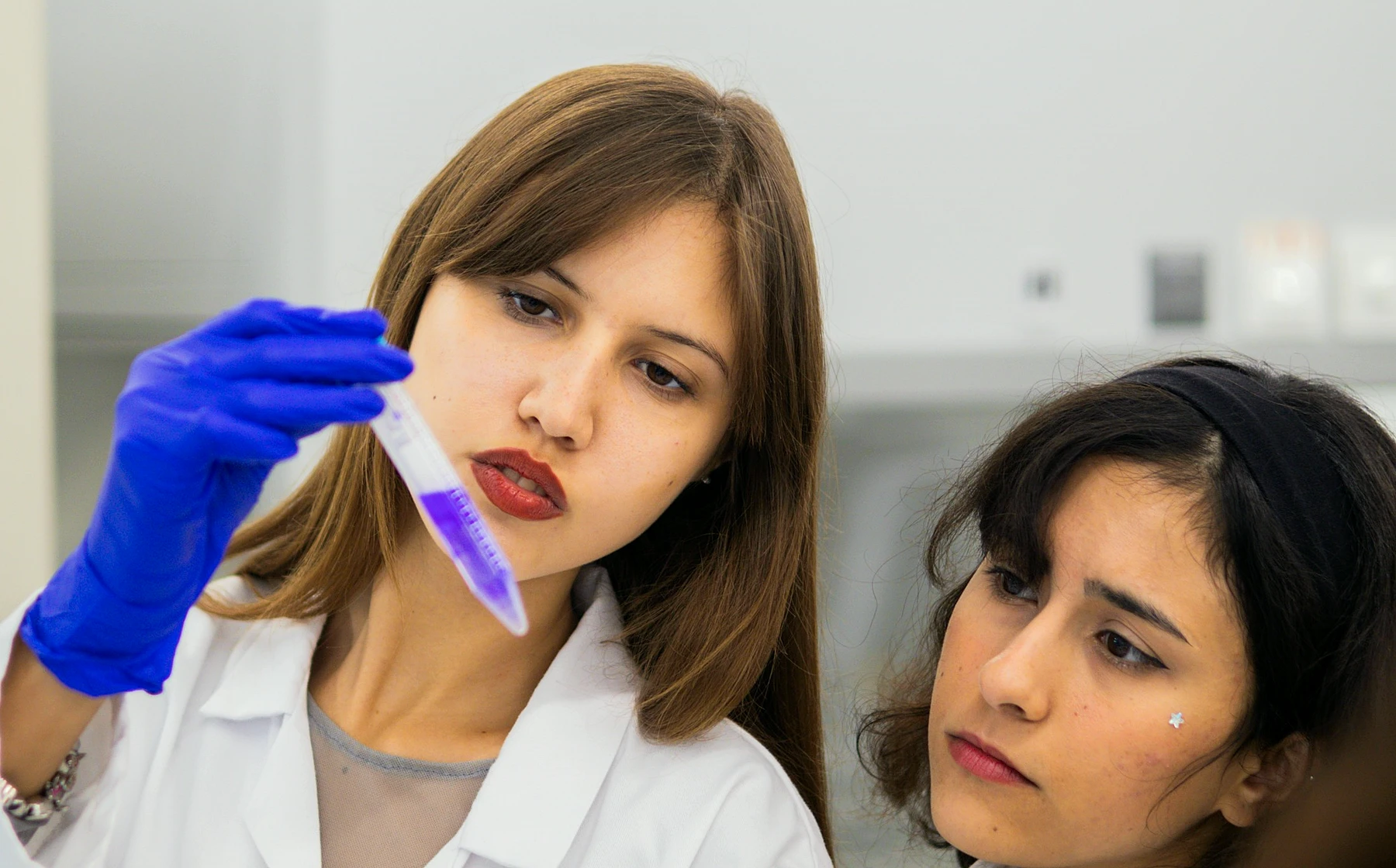 Estudantes observando uma amostra em tubo de ensaio