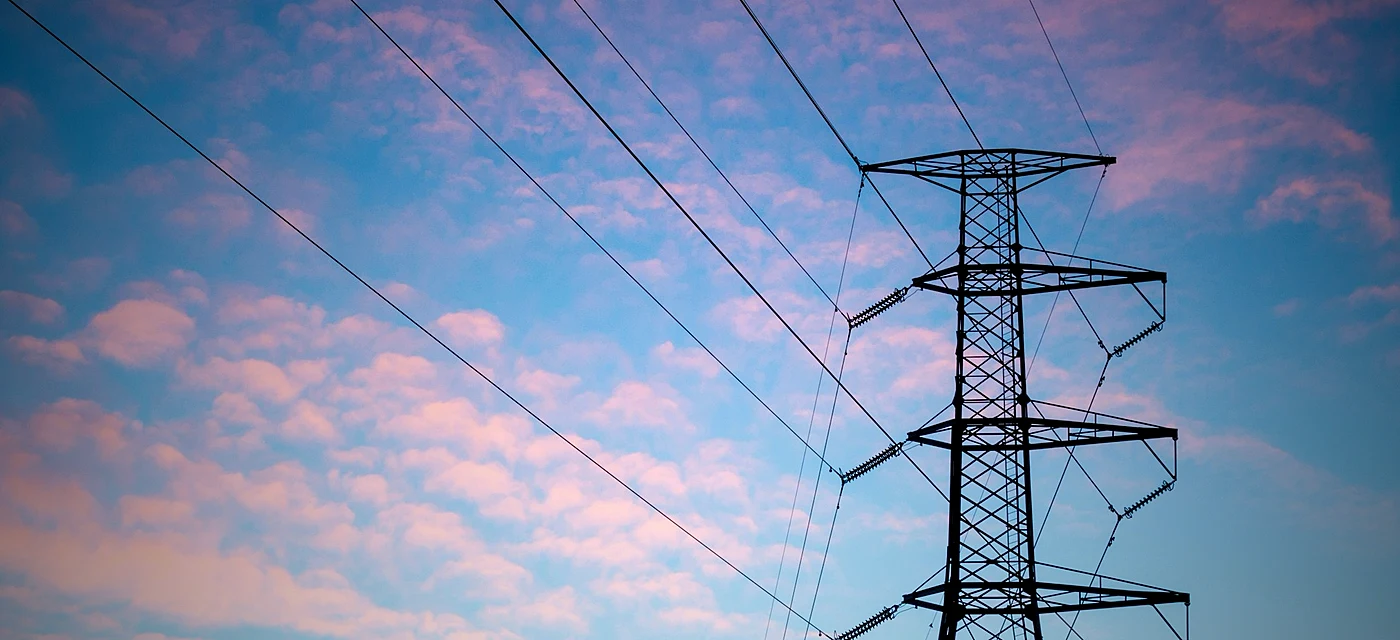 Torre de transmissão de energia ao entardecer